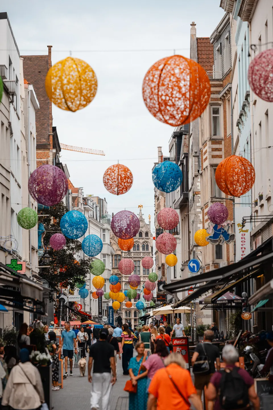 Een kleurrijke, levendige winkelstraat in Antwerpen