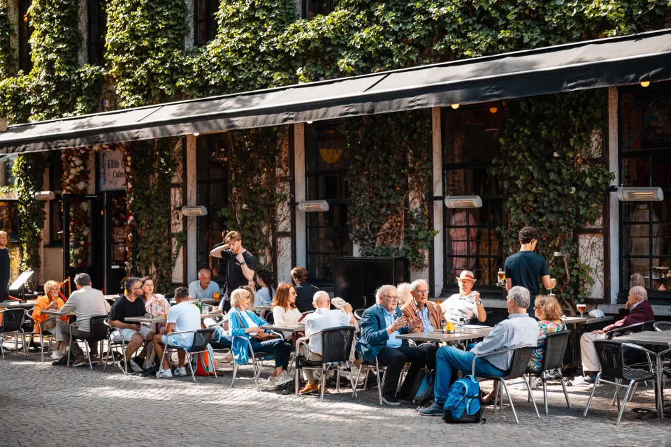 Een levendig terras in Antwerpen