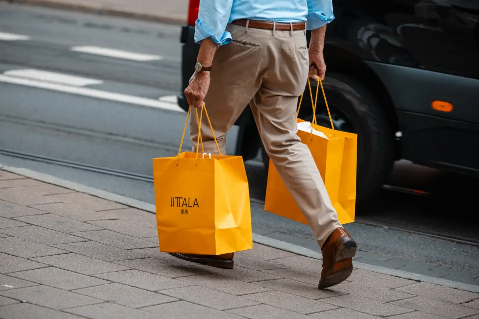 Een shopper met goudkleurige winkeltassen in Antwerpen